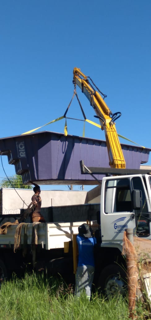 Operação de içamento com caminhão Munck